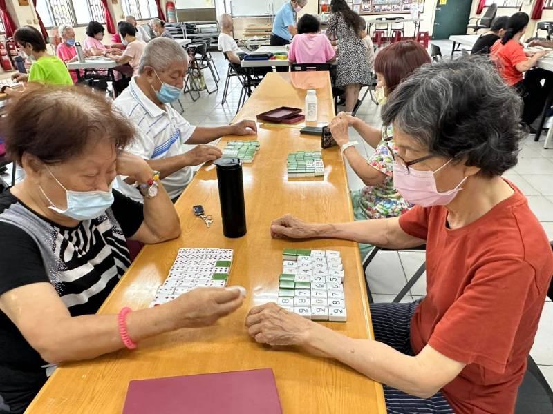 崑大樂活學程開發創意麻將推推樂 銀髮族邊玩邊動腦