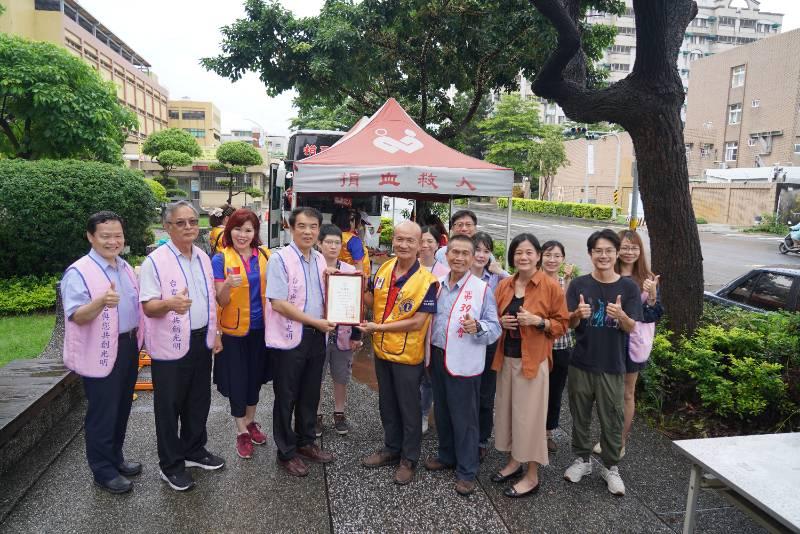 捐血超過100次，台電高雄、鳳山區處5位熱血英雄號召捐出百袋熱血！