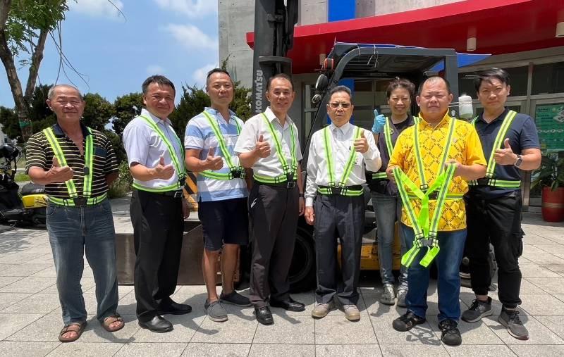 防範公安意外 和順工業區廠協贈會員基層員工反光背心