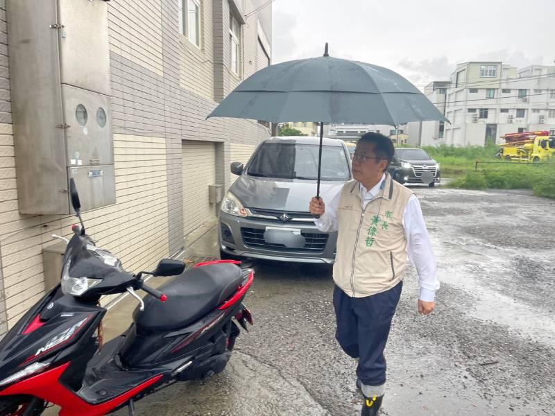 視察海尾寮抽水站 黃偉哲要求水利局持續關注確保抽水機正常運作