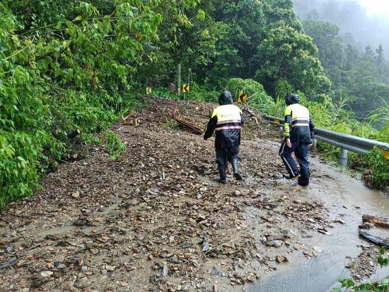 90歲嬤險遭活埋 仁愛勇警徒步救援背下山