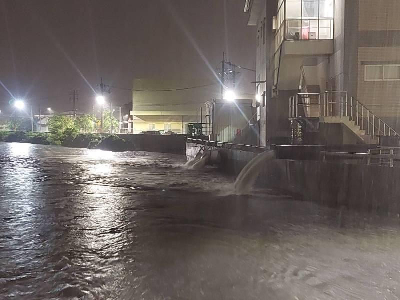 因應強降雨 抽水機全力抽水 南市晚間21時許積水全退