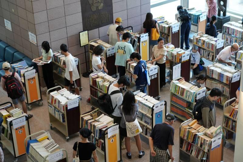 上萬冊書成大圖館二手書義賣登場 9/15前歡迎愛書人尋寶