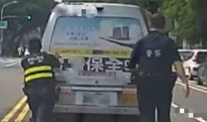 運鈔車出任務拋錨半路 警主動戒護協助推車解圍