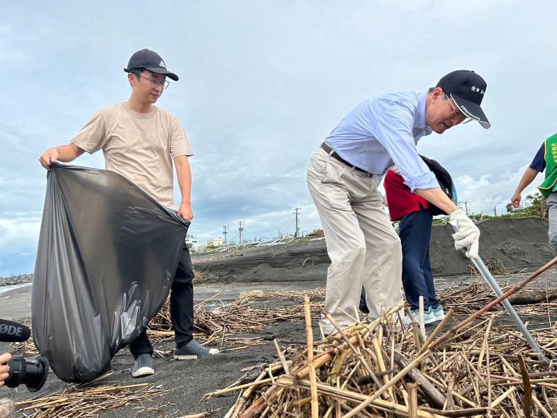 台灣中油林園聯合淨灘活動，石化部事業部為海洋永續盡一份心力！