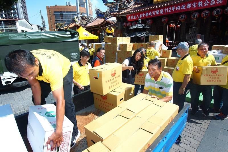 民眾支持愛心米待用平台  台中樂成宮中元普度 攜手送暖挹注愛心   