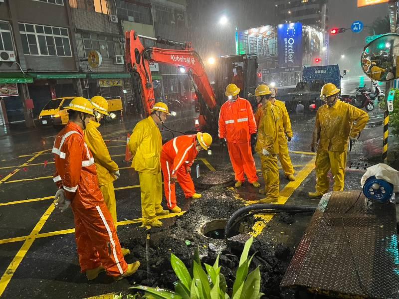 海葵颱風來襲造成24000餘戶停電，台電高雄區處力拚4日全數復電！