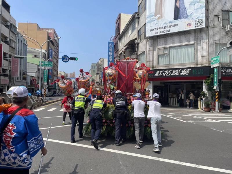 中秋首日中西區香客湧入 3警力推花車助神