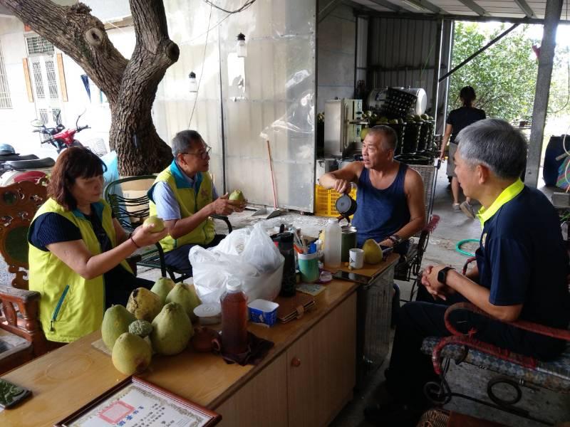 李雅雄贈愛心柚  榮家住民幸福滿滿