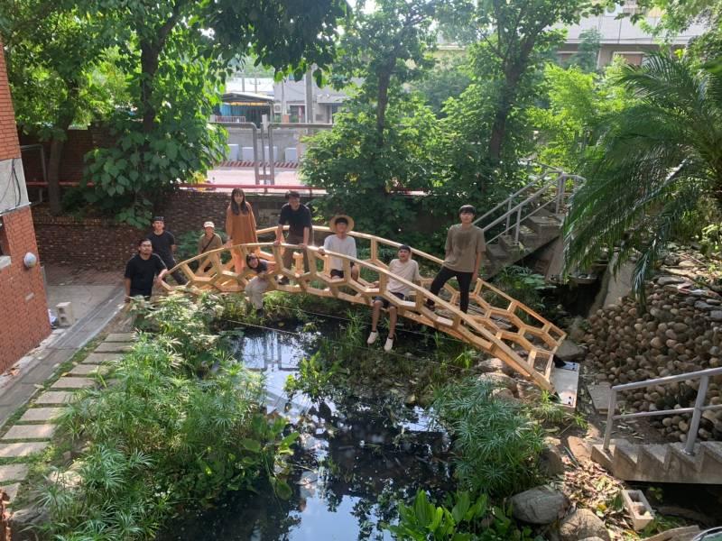 成大校園新亮點 建築低碳木構拱橋-落葉之脈 展現科技×自然和諧共存