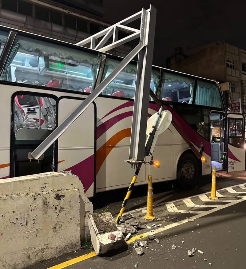 營大客車誤闖東門路橋造限高桿毀壞 警3小時排除復車