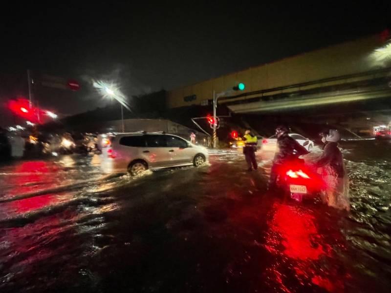 臺南雨彈狂襲 永康警即刻管制 守護用路安全