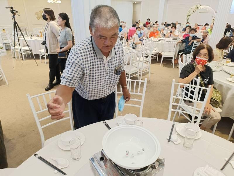 蘇明宙「敬老」餐會的「博餅」比賽，由漁光里王再成獲得狀元郎