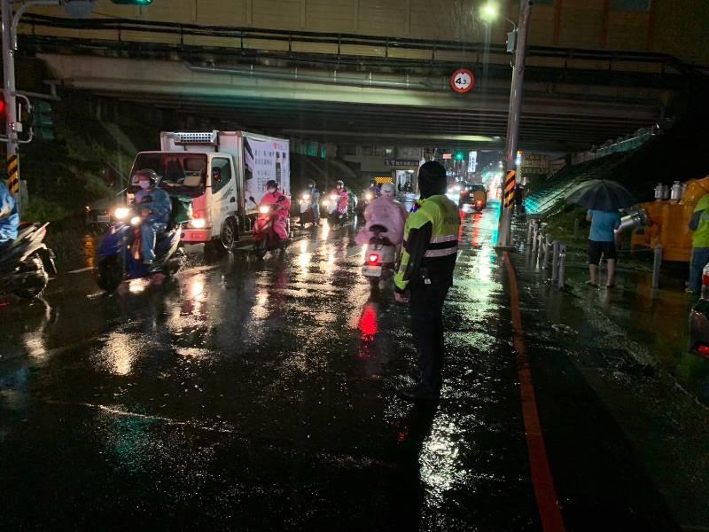 臺南雨彈狂襲 永康警即刻管制 守護用路安全