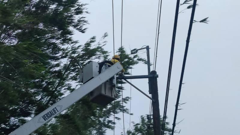 台電台南區處及新營區處全力搶修海葵颱風影響區域 下午六時已全面恢復正常供電