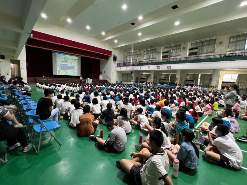 總統教育獎生命教育講師蔡傑及爸爸蔡昭偉至信義國小 生命教育講座感動師生