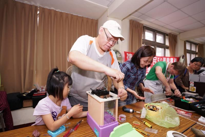 「臺南維修咖啡館」喚起你的維修力－ 不賣咖啡，只為舊物重煥新生