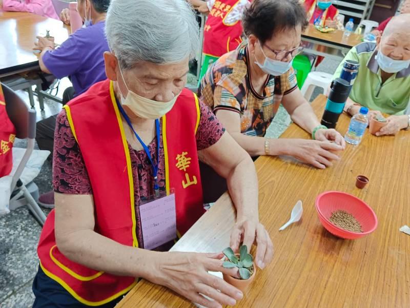 華山佳里天使站感恩茶會 用綠手指邀長輩療癒一夏