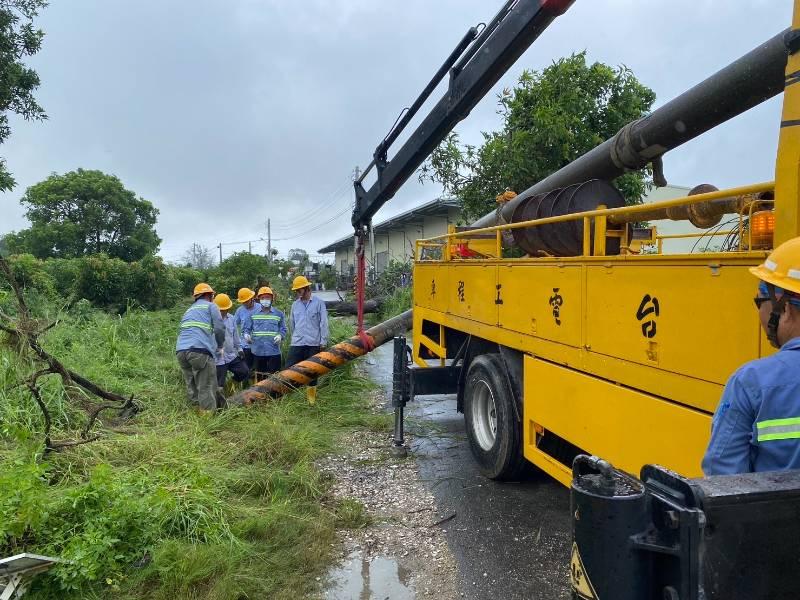 台電台南區處及新營區處全力搶修海葵颱風影響區域 下午六時已全面恢復正常供電