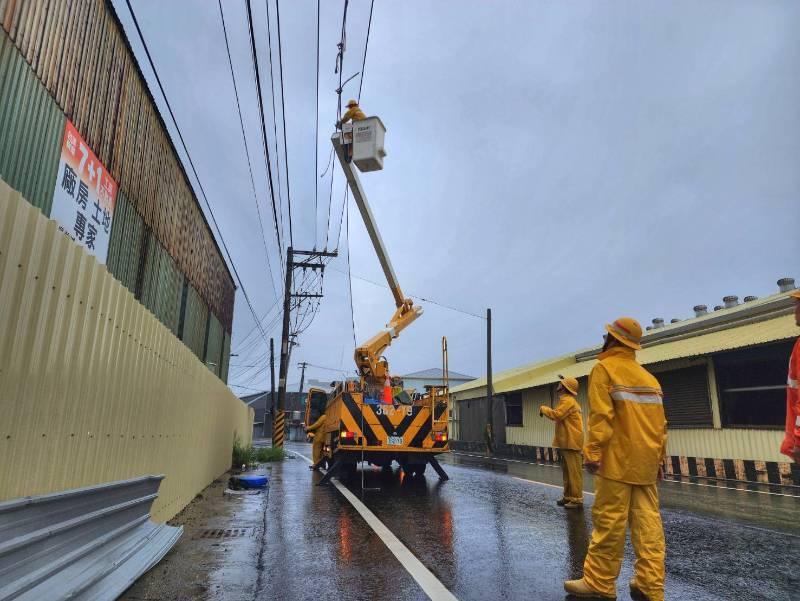 海葵颱風來襲造成24000餘戶停電，台電高雄區處力拚4日全數復電！