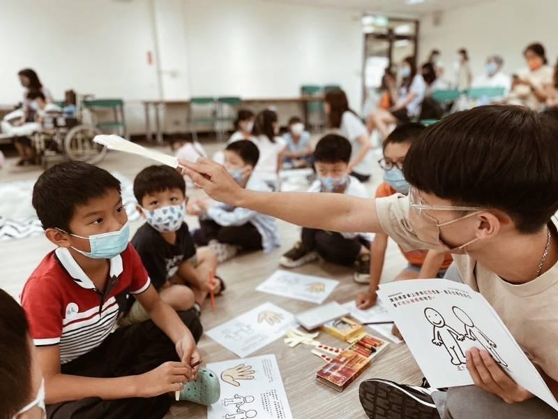 走進閱讀文藝復興 南市圖公園總館 書事招待所