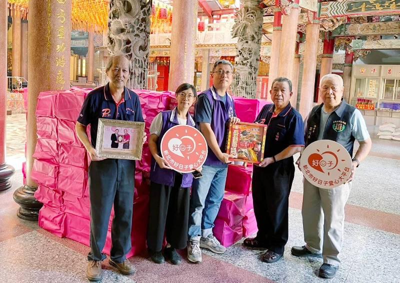 土城五穀先帝廟響應新北愛心大平台 捐贈220份澎湃包及白米助弱勢  