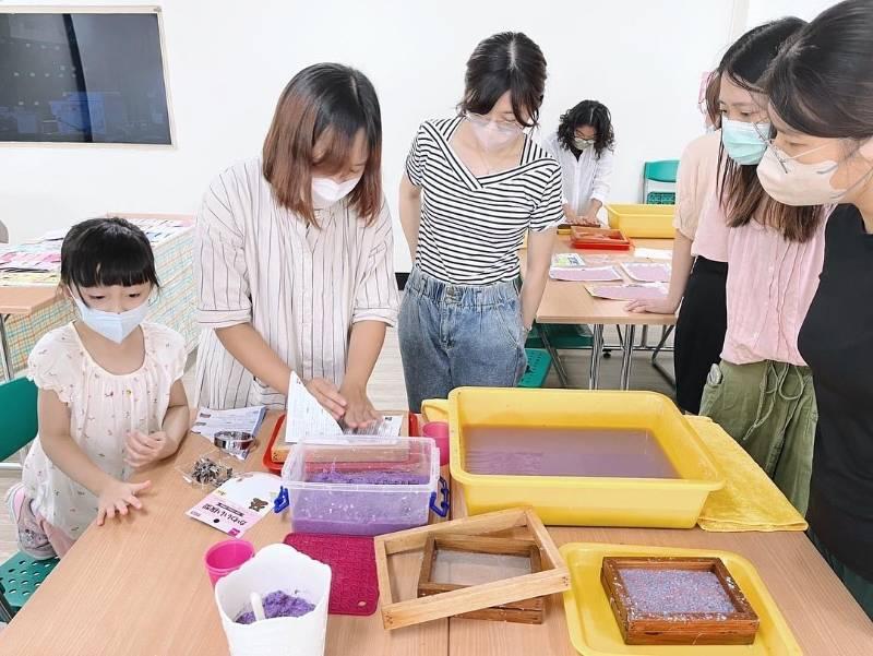 走進閱讀文藝復興 南市圖公園總館 書事招待所