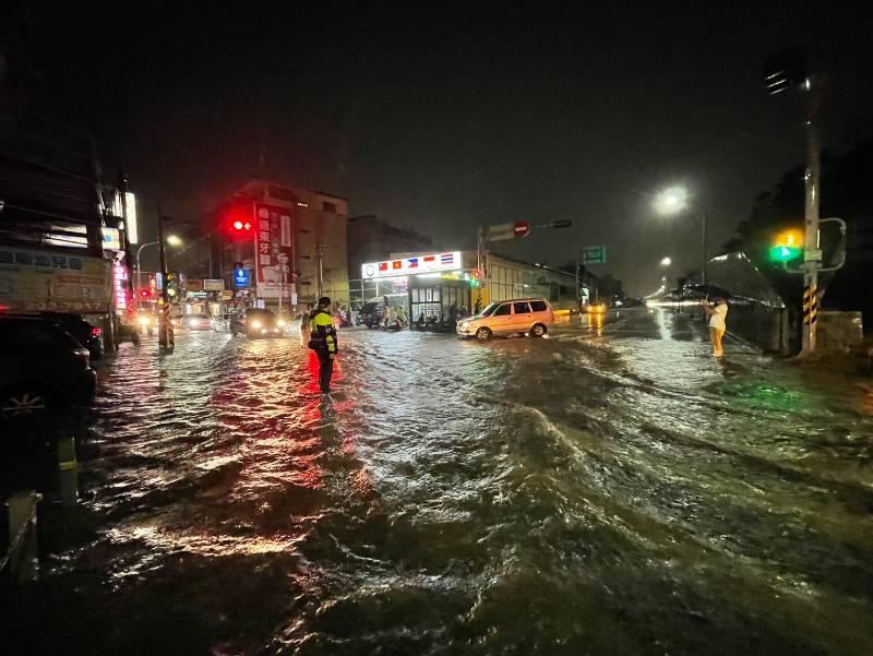 臺南雨彈狂襲 永康警即刻管制 守護用路安全