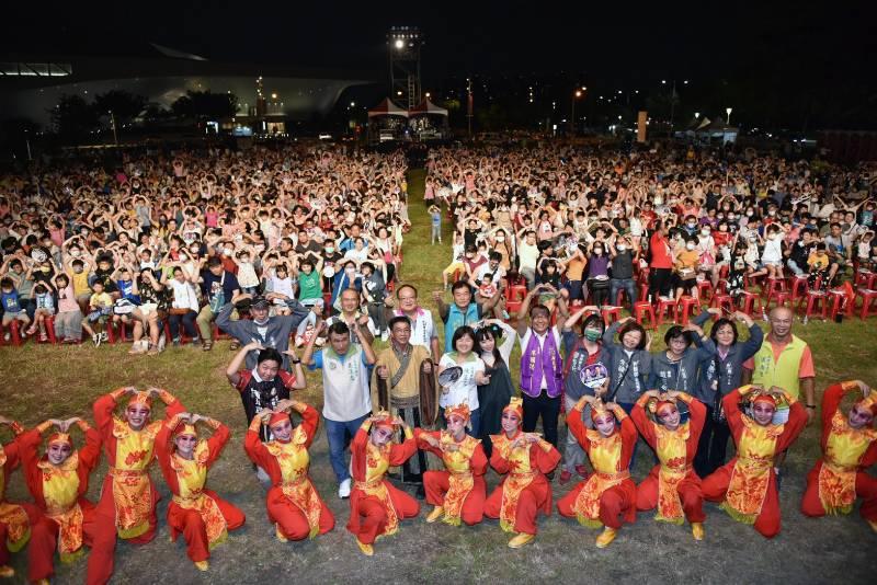 鳳山中秋夜充滿歡笑！許智傑邀請紙風車劇團演出《順風耳的新香爐》！