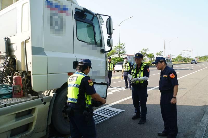 取締大型車超載危害 南警持續加強活動地磅勤務