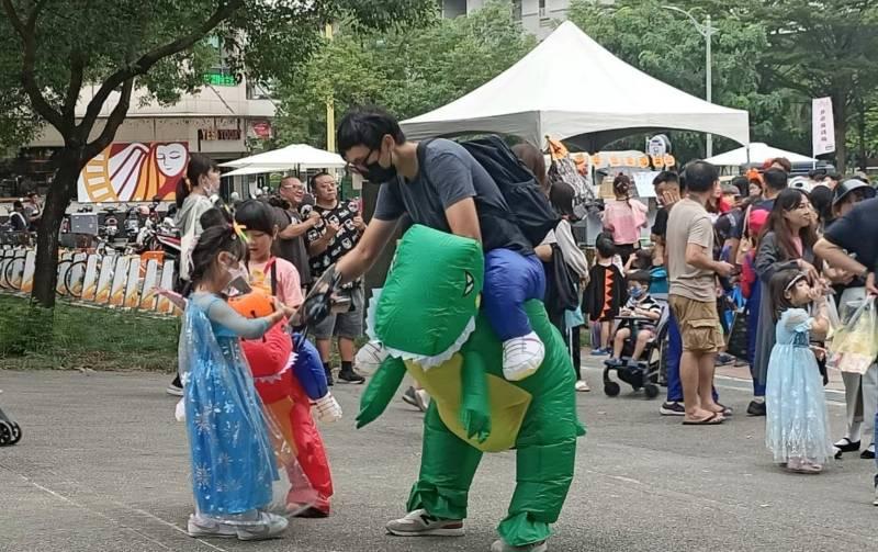 東橋小小孩不給糖就搗蛋 萬聖節嘉年華派對遊街趣重磅登場