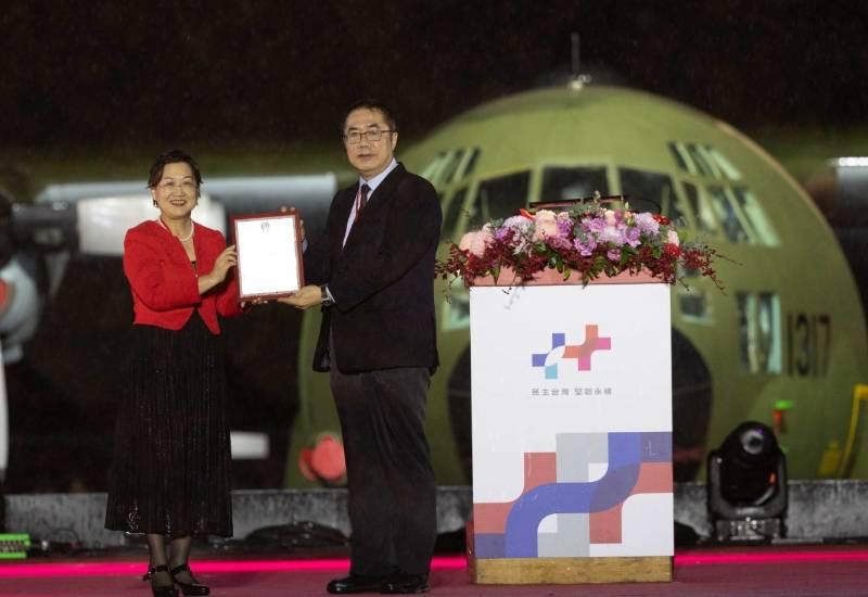 國慶晚會空軍臺南基地登場 逾萬人不畏風雨共襄盛舉