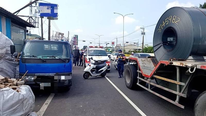 小貨車突開啟車門   岡山區騎士夫妻檔遭連結車輾斃