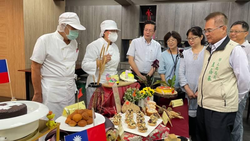 中華醫大西點麵包製作訓練班歡喜結訓 學員發揮創意巧思國慶麵包迎雙十