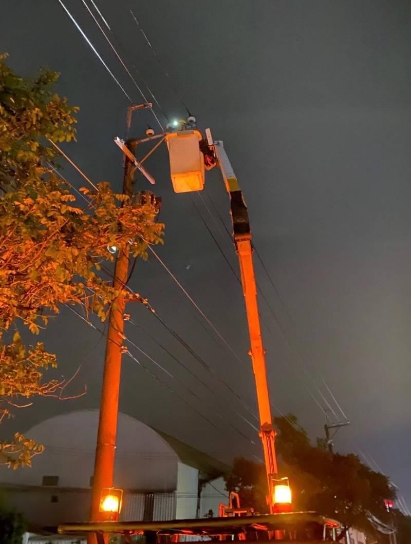 小犬颱強風造成鹽害引發供電不穩 台電新營區處國慶連假搶修不停歇