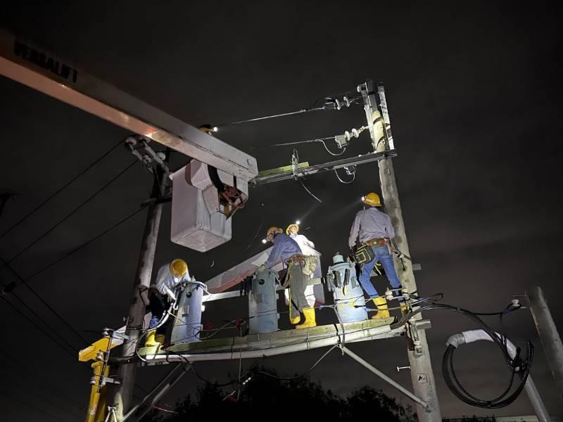 小犬颱強風造成鹽害引發供電不穩 台電新營區處國慶連假搶修不停歇