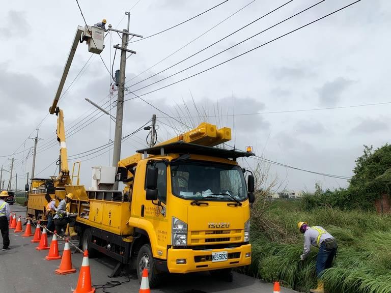 颱風發威雲林斷電慘重　迄今晚尚有萬餘戶待修