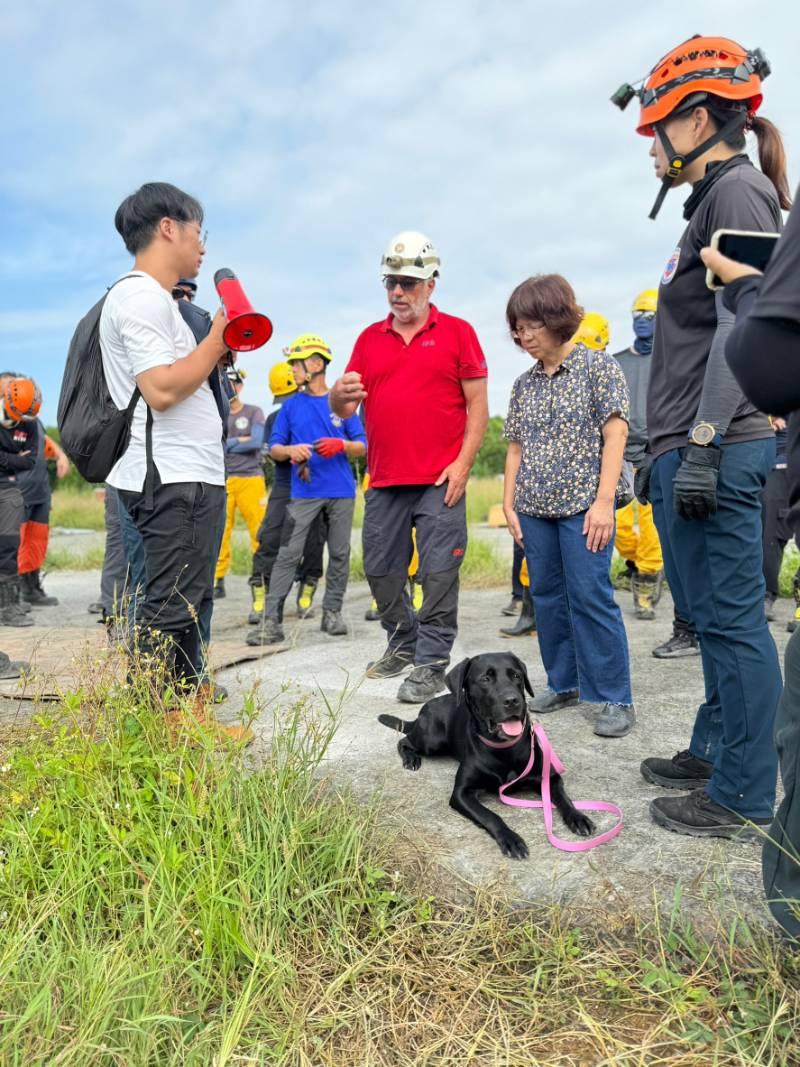 國際搜救犬組織主席及首席訓練師來訪高雄，推進搜救犬救援能力！