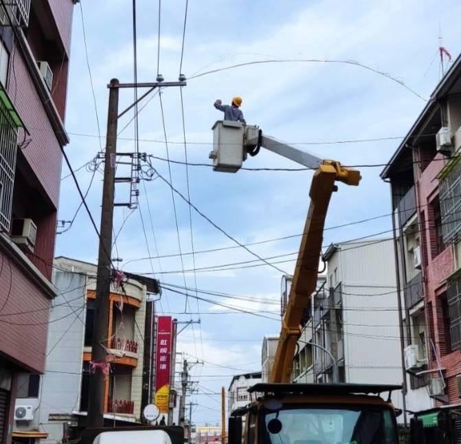 小犬颱強風造成鹽害引發供電不穩 台電新營區處國慶連假搶修不停歇