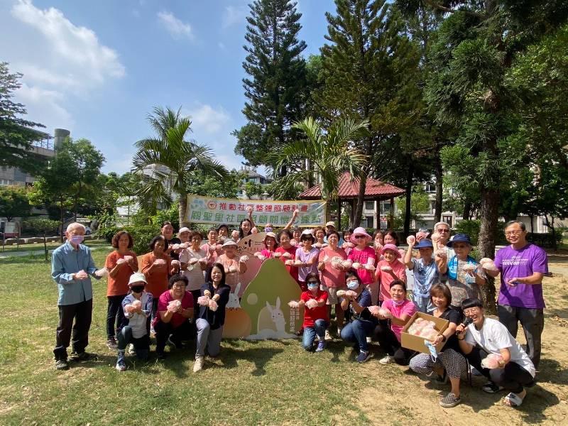 長照據點老寶貝們童心未泯  千禧公園搶和玉兔月亮合照 