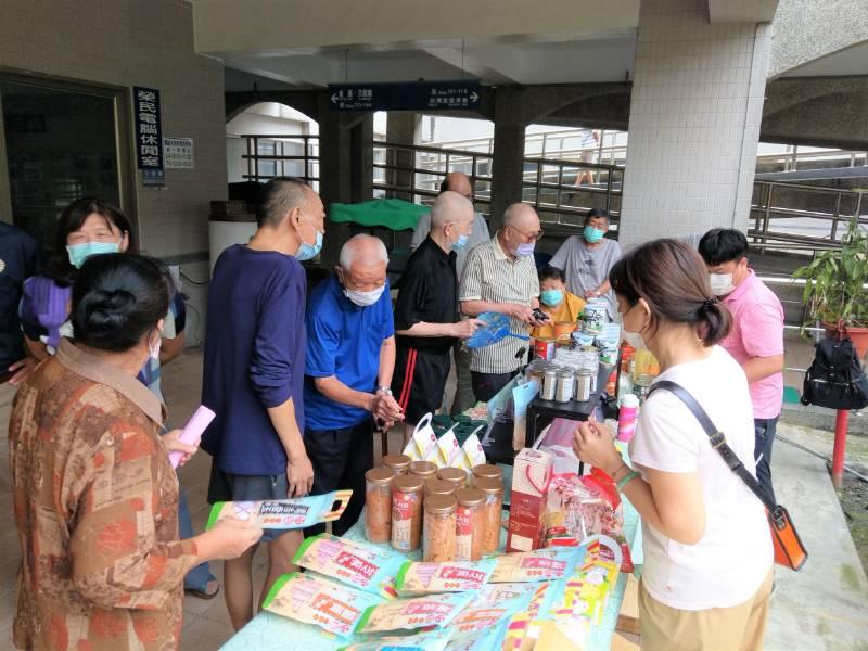 白河榮家邀彰化農場蒞家 關懷住民享食同歡