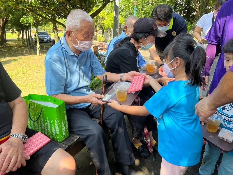 白河榮家慶重陽 幼童奉茶給住民爺奶