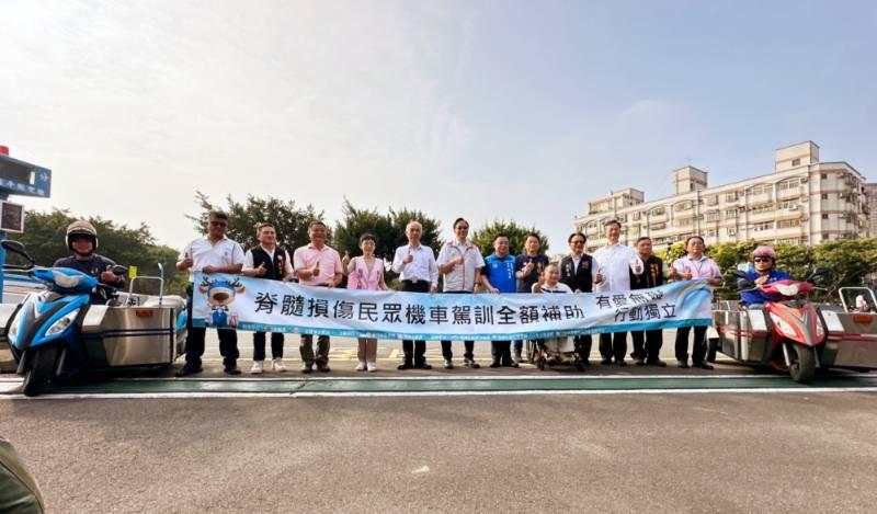 桃園市率先全額補助脊髓損傷民眾機車駕訓　中壢監理站聯手業者為身障者打造友善的機車駕駛訓練班