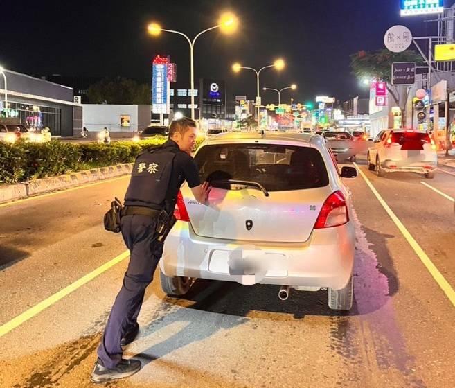 轎車拋錨卡路中 勇警1人推車助脫困解壅塞