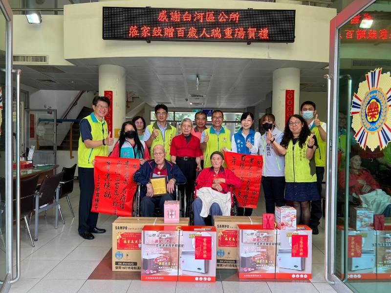 白河區公所重陽敬老 蒞榮家祝褔百歲住民