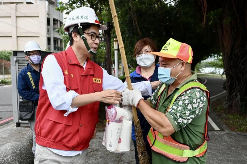 颱風「小犬」來襲！陳其邁視察市容清理作業，保障市民安全！