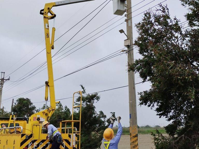 颱風發威雲林斷電慘重　迄今晚尚有萬餘戶待修