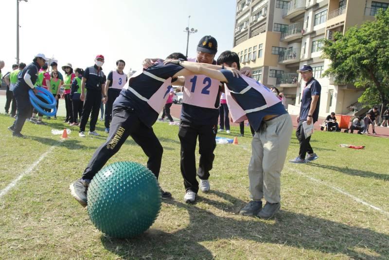 中華醫大55週年校慶各系創意造型進場 趣味賽園遊會藝文等接力熱鬧滾滾