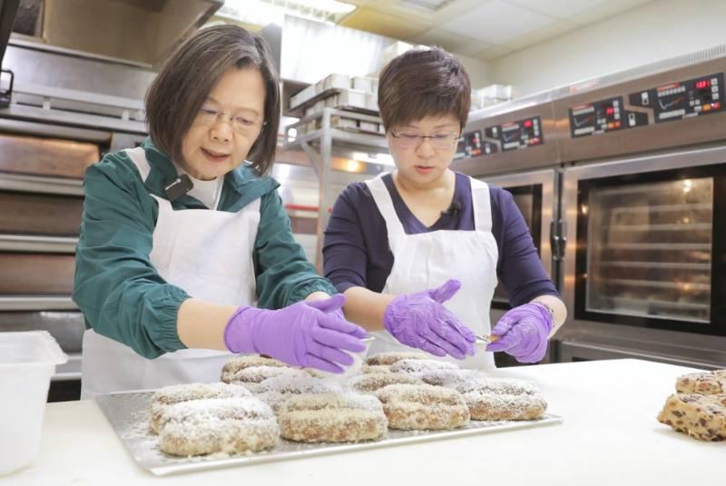 蔡英文總統陸空助選力挺林志潔　手作麵包共同支持在地產業