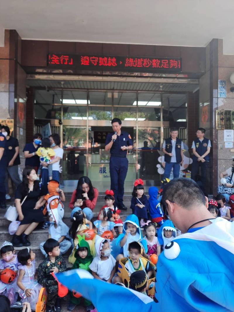 幼兒園小朋友萬聖節搗蛋 中興警送糖不忘預防犯罪扎根